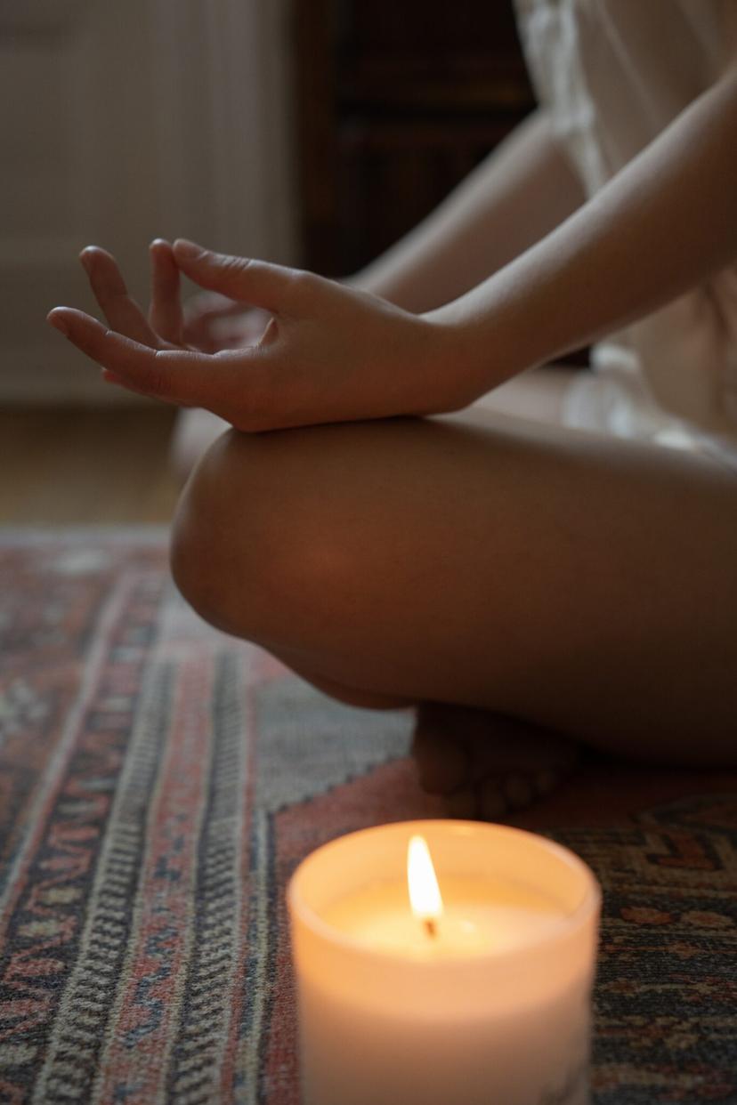 Yoga mit Kerze - entspannte Atmosphäre